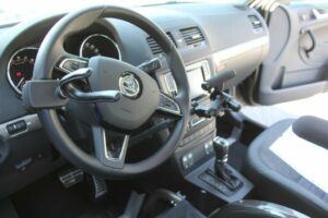 Voice, tourner pousser, frein à main électrique